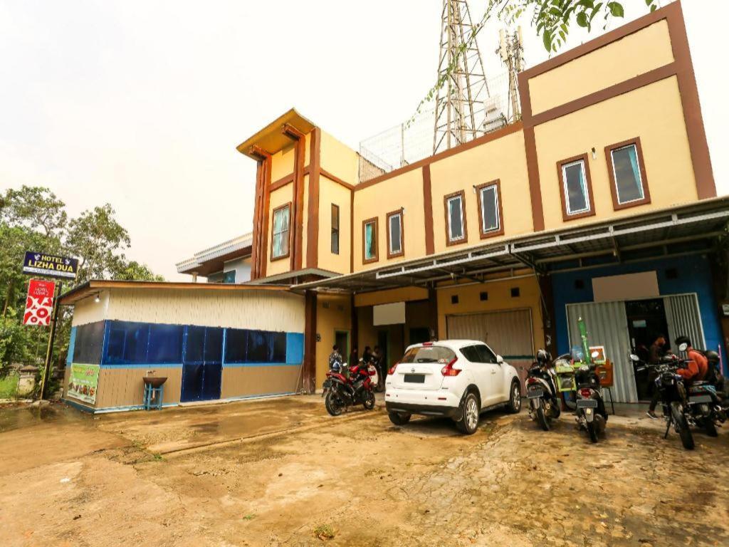 Oyo 90825 Hotel Lizha 2 Samarinda Exterior photo